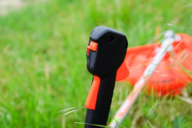 Kesici kontrollü düğme. Gaz makası, ekipman kontrolleri. Çim biçmek ve çalı biçmek için yaprak ve trimer gazoz..