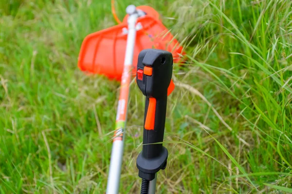 トリマーコントロールを使用してください ガストリマー装置制御 草や低木を刈るための葉で三叉草 — ストック写真