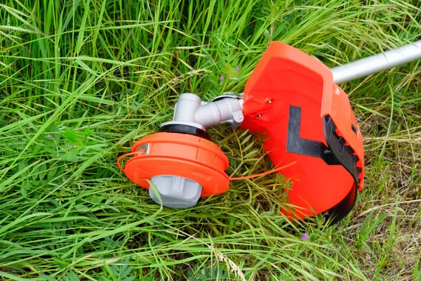 Trimer Gascosis Med Blad För Klippning Gräs Och Buskar — Stockfoto