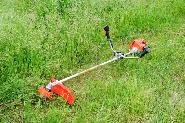 Trimer Gascose Met Een Blad Voor Het Maaien Van Gras — Stockfoto