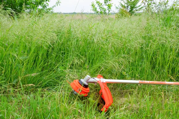 Trimergaskose Mit Einem Blatt Zum Mähen Von Gras Und Sträuchern — Stockfoto