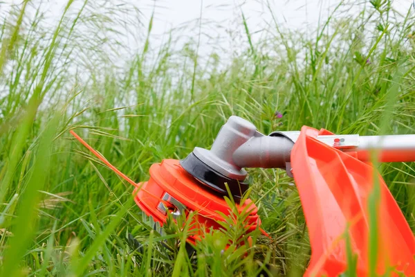 Trimergaskose Mit Einem Blatt Zum Mähen Von Gras Und Sträuchern — Stockfoto