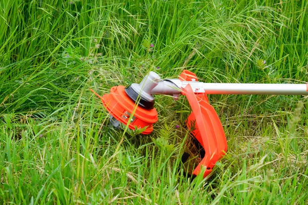 Trimer Gascose Met Een Blad Voor Het Maaien Van Gras — Stockfoto