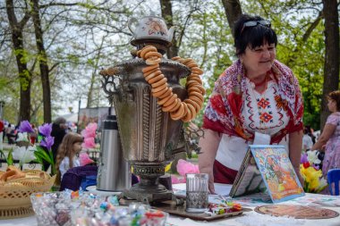 Krasnodar, Rusya - 1 Mayıs 2019: Masada simit olan bir semaver. Halkın geleneksel festivali.