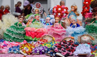 Krasnodar, Rusya - 1 Mayıs 2019: Çok renkli elbiseli oyuncak bebek kızları. Çok renkli elbiseli oyuncak kızlar.