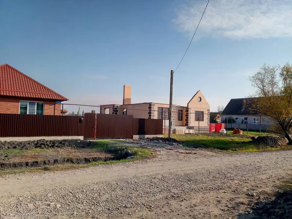 オレンジの屋根と茶色のフェンスを持つ新しい家 — ストック写真