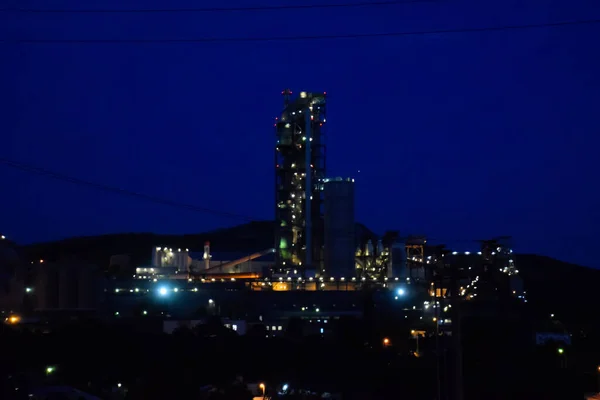 Bouw Van Een Cementfabriek Nachts Lichten Van Een Lamp Die — Stockfoto
