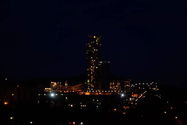 Construção Uma Fábrica Cimento Noite Luzes Uma Lâmpada Acendendo Uma — Fotografia de Stock