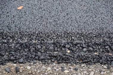 Yeni asfalt. Asfalttan yeni yolun kenarına..