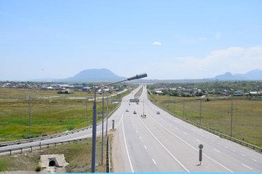 Yol geçidi ikincil yola bitişik..