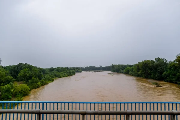 Passant Par Pont Sur Rivière Paysage Rivière Surface Les Arbres — Photo