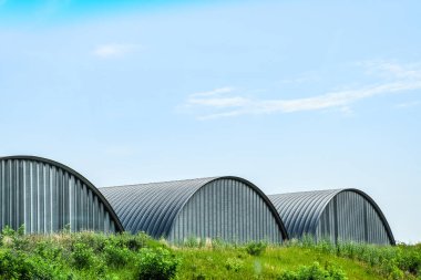 Galvanize katmanlı demirden yapılmış büyük hangarlar..
