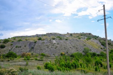 Maden cevheri işlemden sonra atılıyor. Terasları olan bir tepe şeklinde eski bir adım Terricon