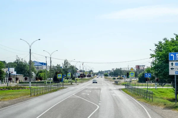 アスファルトの道路は車が行く タクシーからの景観 — ストック写真