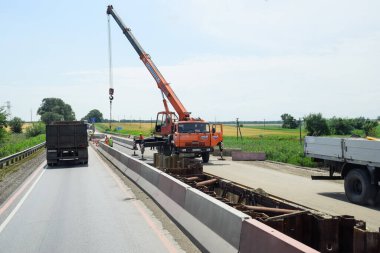 Stavropol, Rusya - 13 Haziran 2019: Yeni bir yol inşaatı. Pistin onarımı ve inşaatı için ağır ekipmanlar.