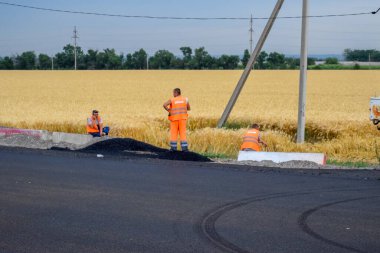 Stavropol, Rusya - 13 Haziran 2019: Yeni bir yol inşaatı. Pistin onarımı ve inşaatı için ağır ekipmanlar.