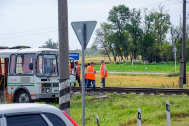 Stavropol, Rusya - 13 Haziran 2019: Demiryolu işçileri raylar boyunca ilerlemek ve rayları onarmak istiyorlar. Demiryolu onarımı..