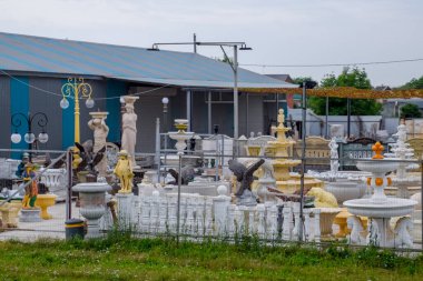 Modern heykellerin antika tarzdaki deposu.