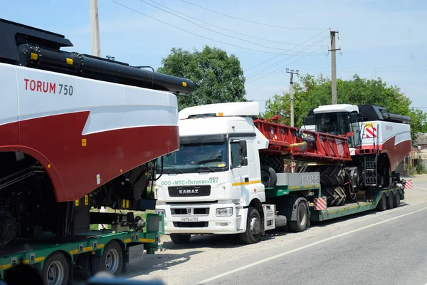 Stavropol Rusia Junio 2019 Transporte Cosechadoras Carreteras Comunes —  Fotos de Stock