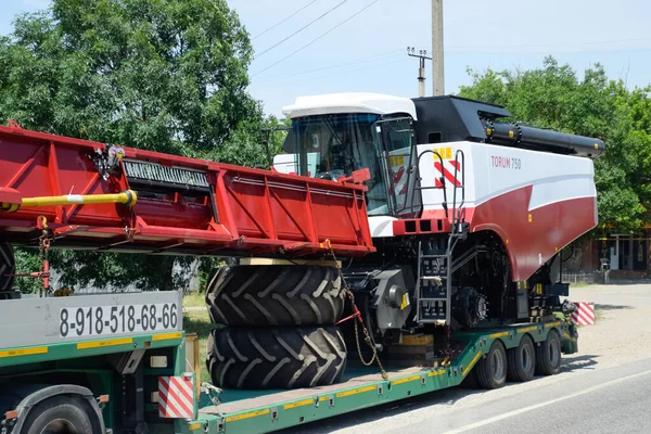 Stavropol Rusia Junio 2019 Transporte Cosechadoras Carreteras Comunes —  Fotos de Stock