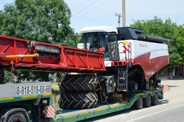 Stavropol, Rusya - 13 Haziran 2019: Ortak yollarda kombinasyonların taşınması.