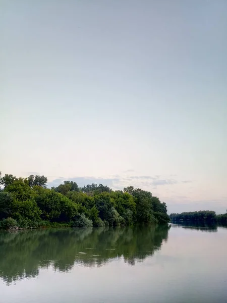 Paisagem Fluvial Fluxo Rio Superfície Água Árvores Costa — Fotografia de Stock