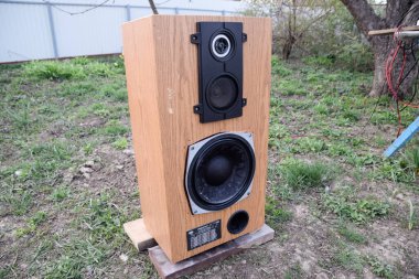 Krasnodar, Rusya - 28 Mart 2020: Akustik sistem Amphiton 35as-018. Bahçede müzik hoparlörleri, müzik dinliyorlar..