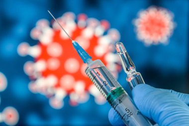 Coronavirus aşısı. Tıbbi eldivenlerdeki bir el, aşıyı ve şırıngayı koronavirüsün arka planına karşı tutar. covid-19,
