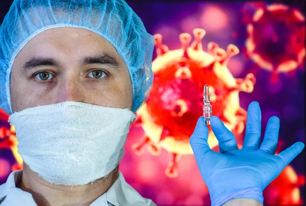 Koronavirüs görüntüsünün arka planında maskeli ve koruyucu eldivenli bir adam. Aşısı ve şırıngası olan doktor.