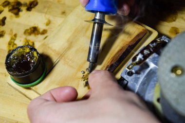 Akustik dinamiğin tamiri, hoparlördeki lehimleme kablosu. Nikel kobalt hoparlörü 25gd-26