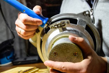 Akustik dinamiğin tamiri, hoparlördeki lehimleme kablosu. Nikel kobalt hoparlörü 25gd-26