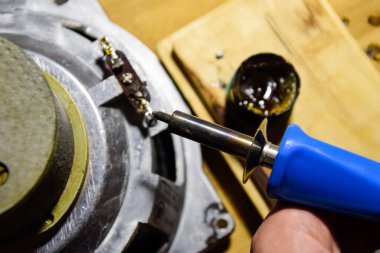 Akustik dinamiğin tamiri, hoparlördeki lehimleme kablosu. Nikel kobalt hoparlörü 25gd-26