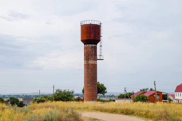 Ржавая Водонапорная Башня Против Неба Старый Насос — стоковое фото