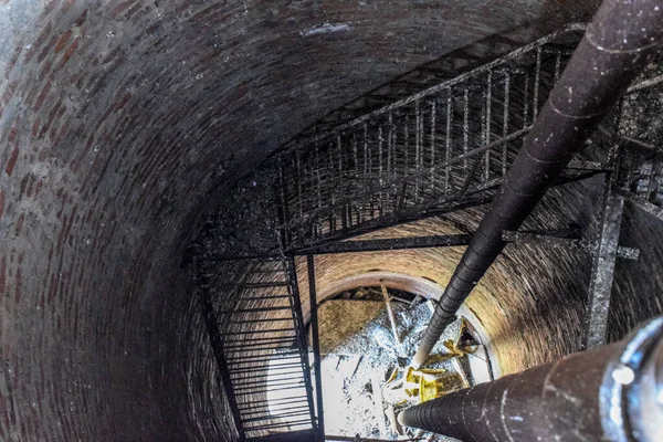 Château Eau Rouillé Vue Intérieure Haut Bas Une Vieille Pompe — Photo