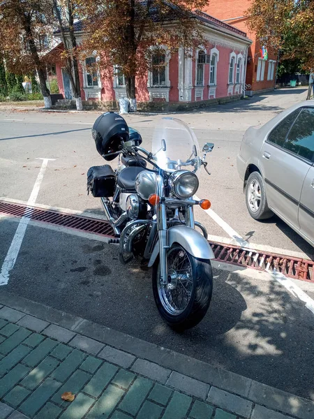 Krasnodar Russia August 2019 Vintage Honda Μοτοσυκλέτα Στο Πάρκινγκ Δίπλα — Φωτογραφία Αρχείου