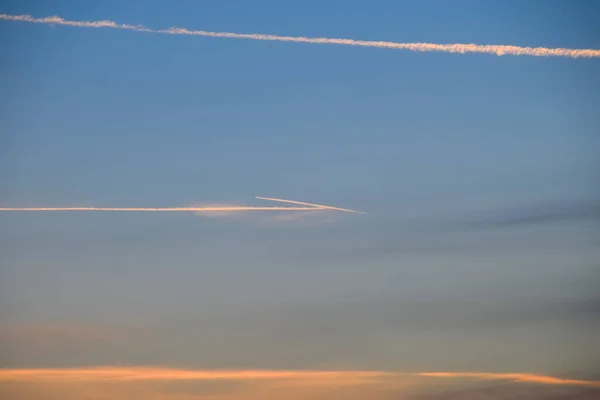 从蓝天上的飞机上向夕阳西下飞去 — 图库照片
