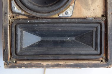 Pasif düşük frekanslı yayımlayıcı. Hoparlör 15AS-208. Klasik Sovyet kitap rafı akustiği.