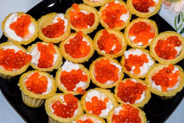 Mayonez ve kırmızı havyarlı waffle fincanları. Mayonez ve kırmızı havyarlı waffle fincanları..