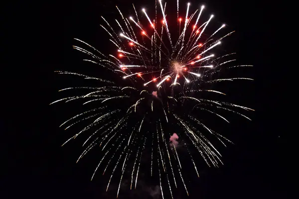 Feestelijke Groet Aan Nachtelijke Hemel Explosies Van Vuurwerk Pyrotechniek Lucht — Stockfoto