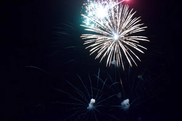 Feestelijke Groet Aan Nachtelijke Hemel Explosies Van Vuurwerk Pyrotechniek Lucht — Stockfoto