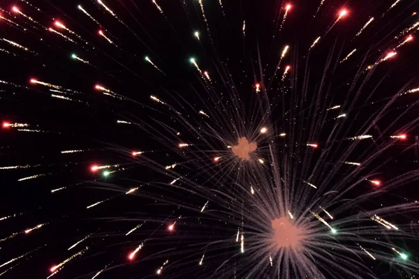Feestelijke Groet Aan Nachtelijke Hemel Explosies Van Vuurwerk Pyrotechniek Lucht — Stockfoto