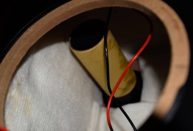 Hoparlör sisteminin içinde düşük frekanslı bir fazer. Hoparlörü söküyoruz..