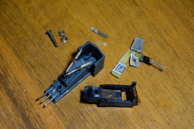 Parçalanmış vinil oynatıcı pikap.