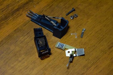 Parçalanmış vinil oynatıcı pikap.