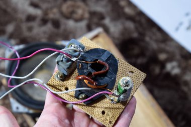 Müzik sütununda akustik filtre. Manyetik bobin, kapasitör ve direncin elektrik devresi. Akustik dinamiğin tamiri, hoparlördeki lehimleme kablosu..