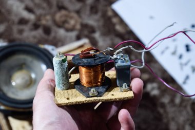 Müzik sütununda akustik filtre. Manyetik bobin, kapasitör ve direncin elektrik devresi. Akustik dinamiğin tamiri, hoparlördeki lehimleme kablosu..