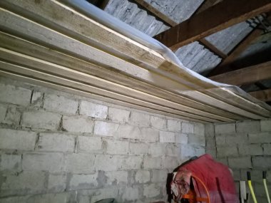 Tahtalarla tavanı parçalıyorum. Tavan inşası.