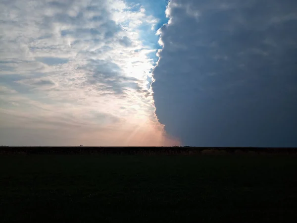 大気前線の境界 空の雲の鋭い境界線 — ストック写真