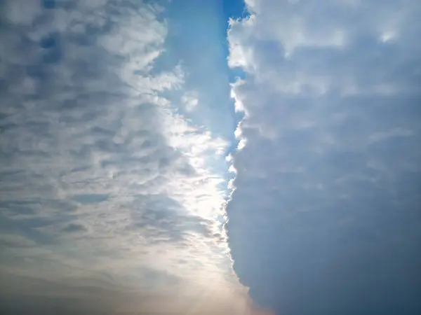 大気前線の境界 空の雲の鋭い境界線 — ストック写真