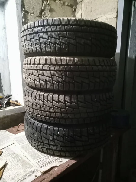 冬天的轮胎在车库里 汽车更换切割 — 图库照片